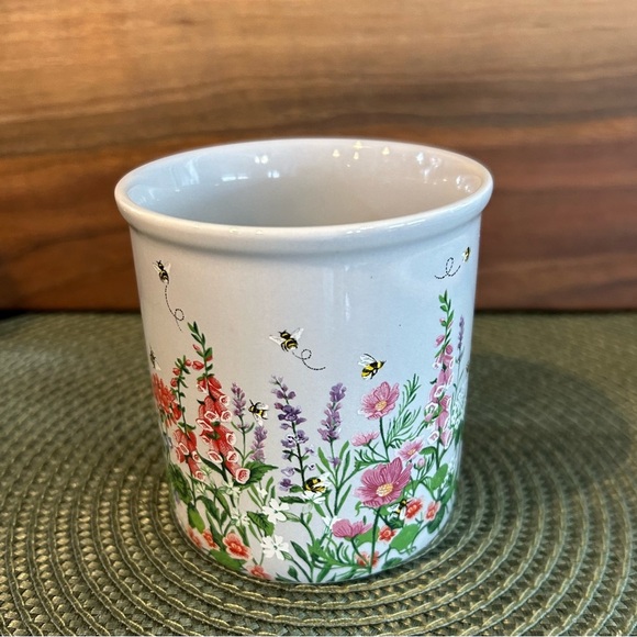 Heathcote & Ivory Buzy Beez 10 Oz Mug. Blue Gray Background Floral With Bees EUC - Picture 2 of 8